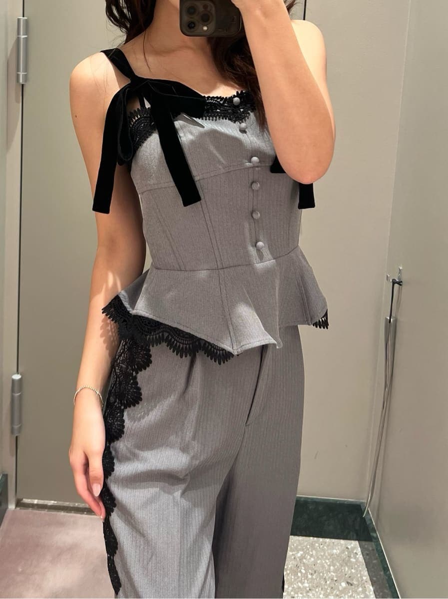 グレー系のその他パンツ、グレー系のその他トップス、ブラック系のサンダルを着用したレディースの夏コーディネートの5枚目の写真