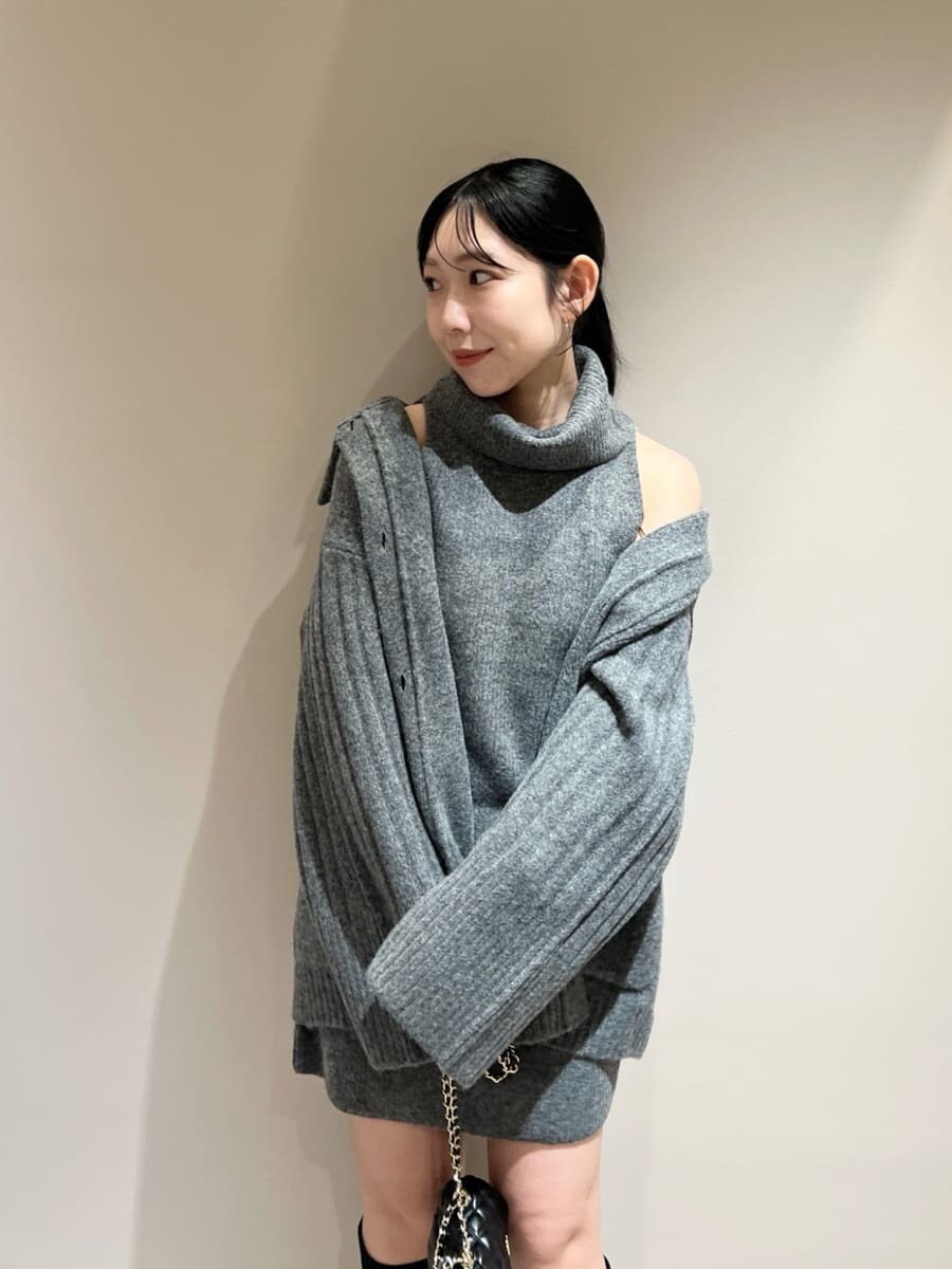 グレー系のカーディガン/ボレロ、グレー系のワンピース、ブラック系のショルダーバッグを着用したレディースの秋コーディネートの4枚目の写真