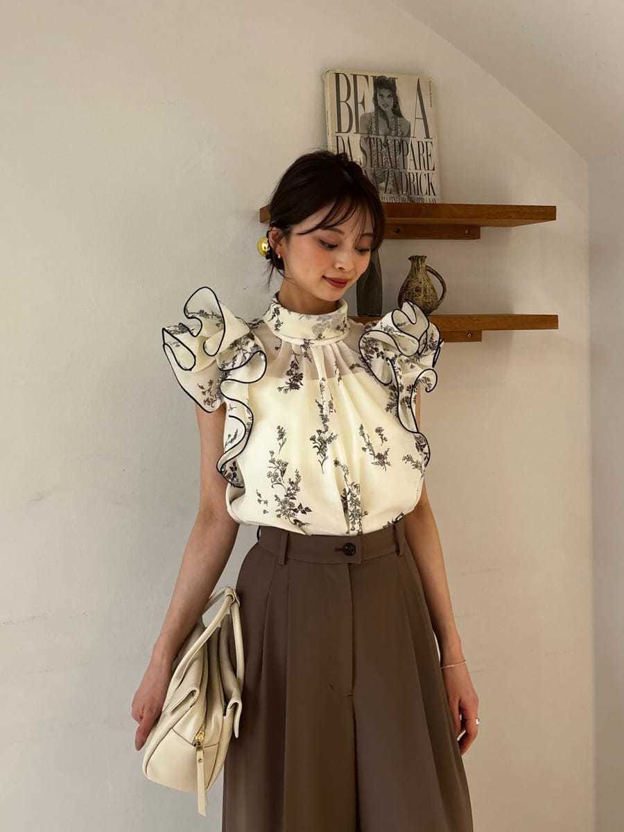 ブラウン系のその他パンツ、イエロー系のシャツ/ブラウスを着用したレディースの春コーディネートの3枚目の写真