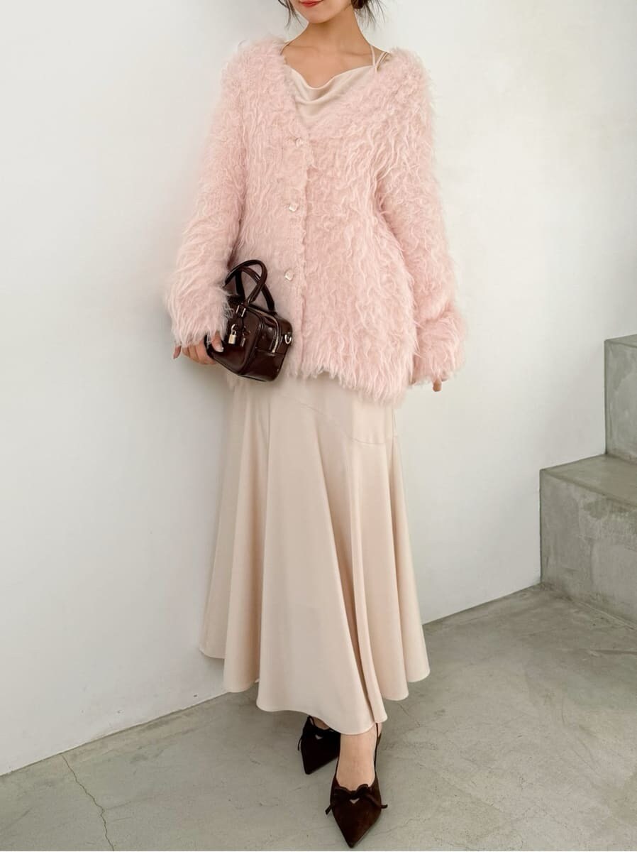 ホワイト系のキャミソール、ブラウン系のボストンバッグ、その他のイヤリングを着用したレディースの秋コーディネートの5枚目の写真