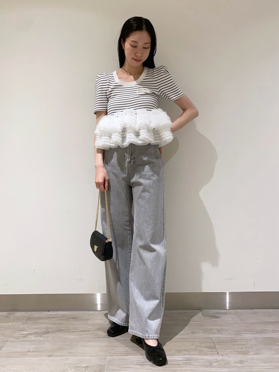 グレー系のデニムパンツ、その他のニット/セーター、ブラック系のショルダーバッグを着用したレディースの春コーディネートの4枚目の写真