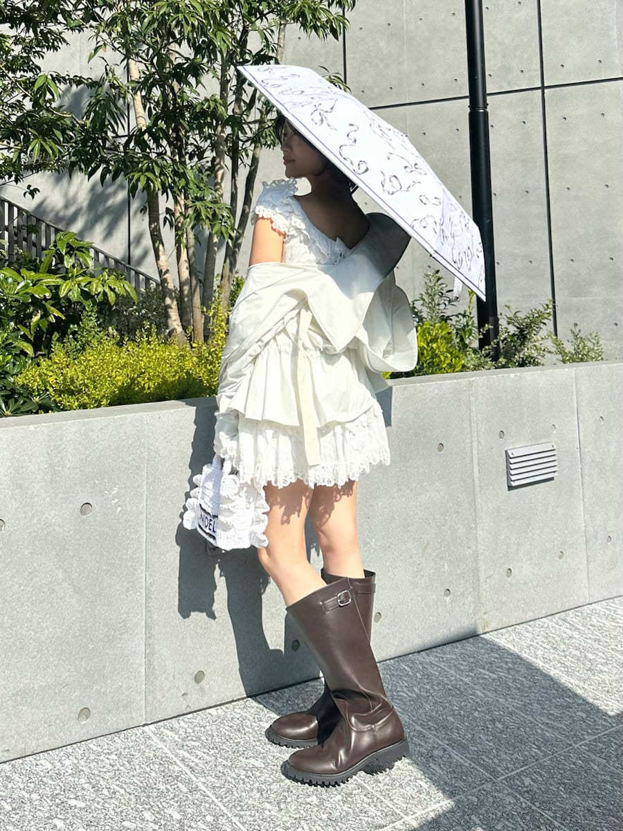 ホワイト系のその他パンツ、ホワイト系のシャツ/ブラウス、ホワイト系のショルダーバッグを着用したレディースの春コーディネートの3枚目の写真