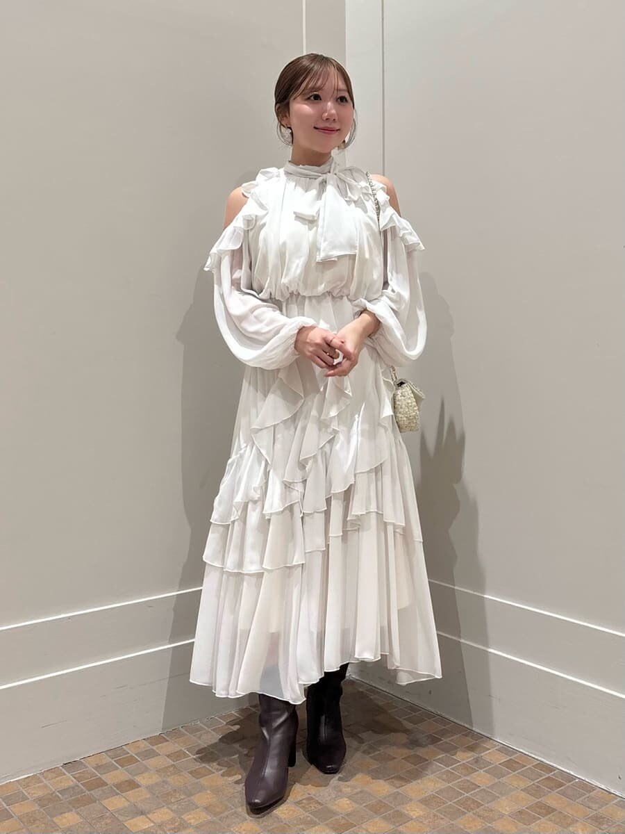 グレー系のブルゾン、ホワイト系のシャツ/ブラウス、ホワイト系のスカートを着用したレディースの秋コーディネートの4枚目の写真