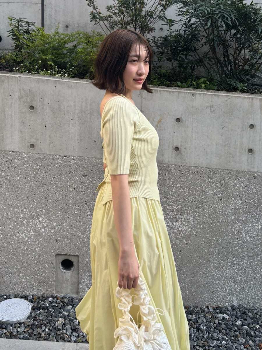 シルバー系のスニーカーを着用したレディースの春コーディネートの8枚目の写真