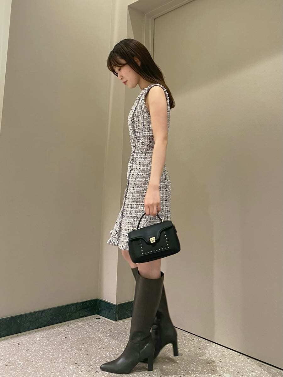 その他のノーカラージャケット、その他のワンピース、グレー系のブーツを着用したレディースの秋コーディネートの2枚目の写真