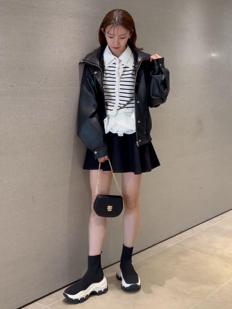 ブラック系のブルゾン、ブラック系のその他パンツ、その他のニット/セーターを着用したレディースの冬コーディネートの9枚目の写真