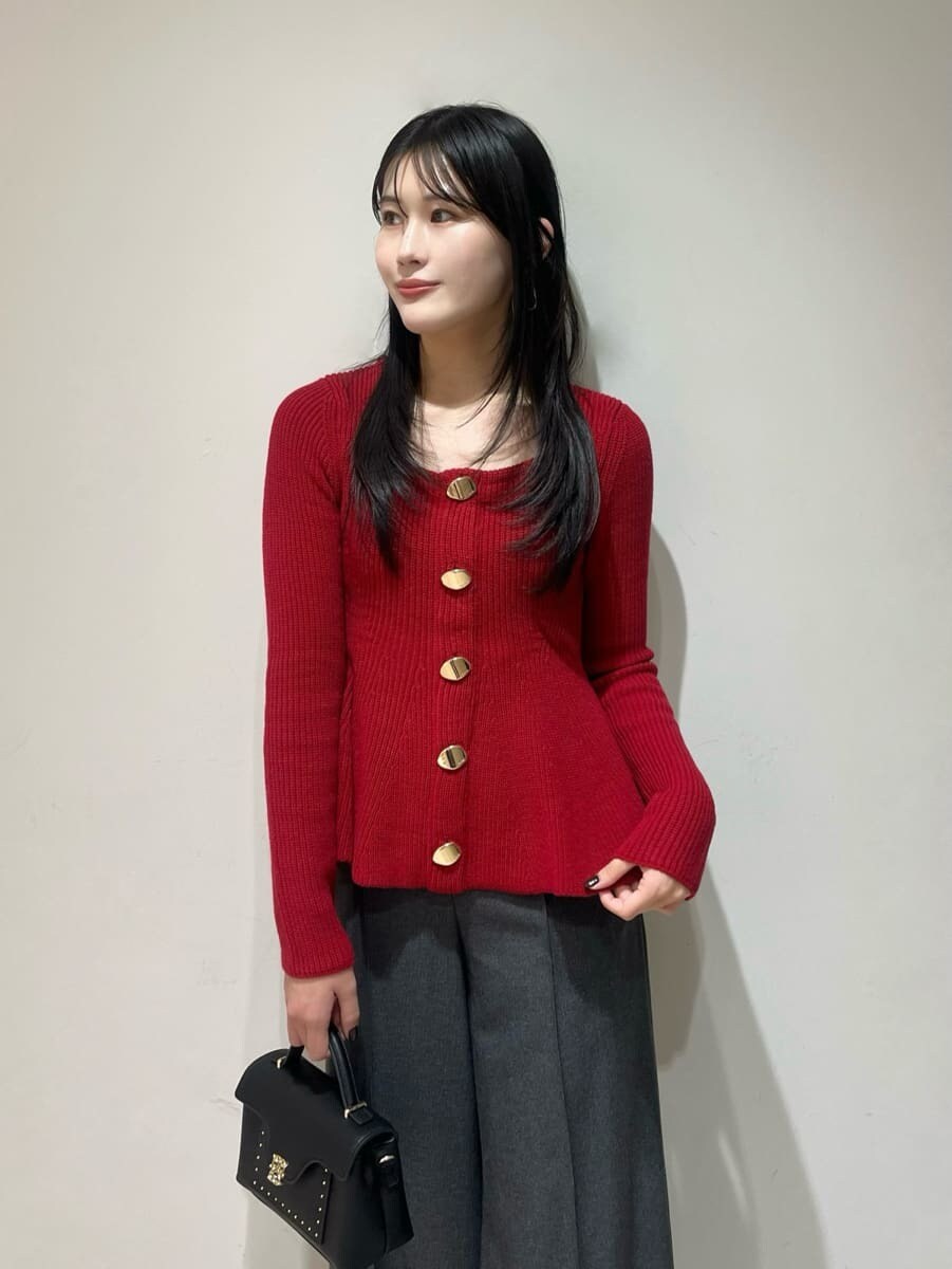 レッド系のニット/セーター、グレー系のその他パンツ、ブラック系のショルダーバッグを着用したレディースの秋コーディネートの3枚目の写真