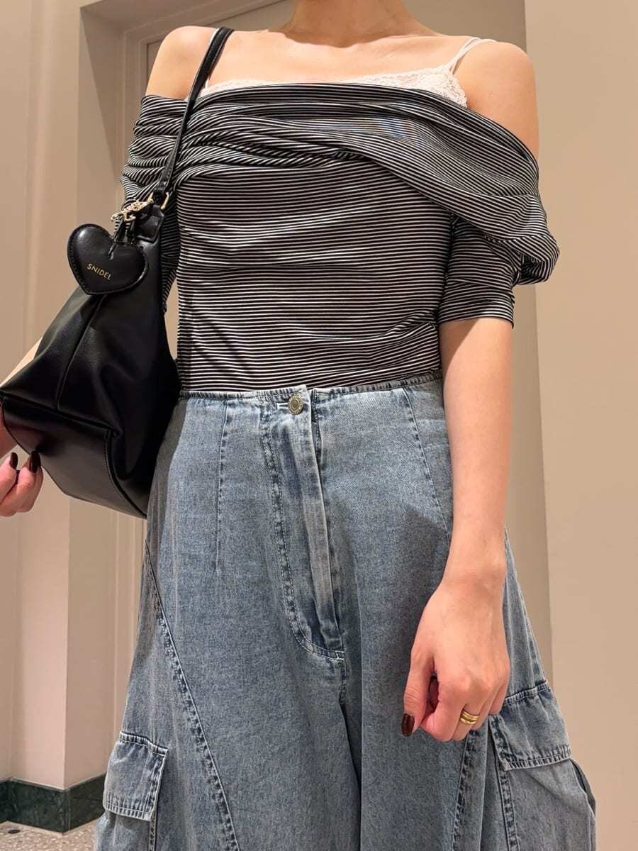 ブルー系のその他パンツ、その他のキャミソール、ブラック系のサンダルを着用したレディースの夏コーディネートの5枚目の写真
