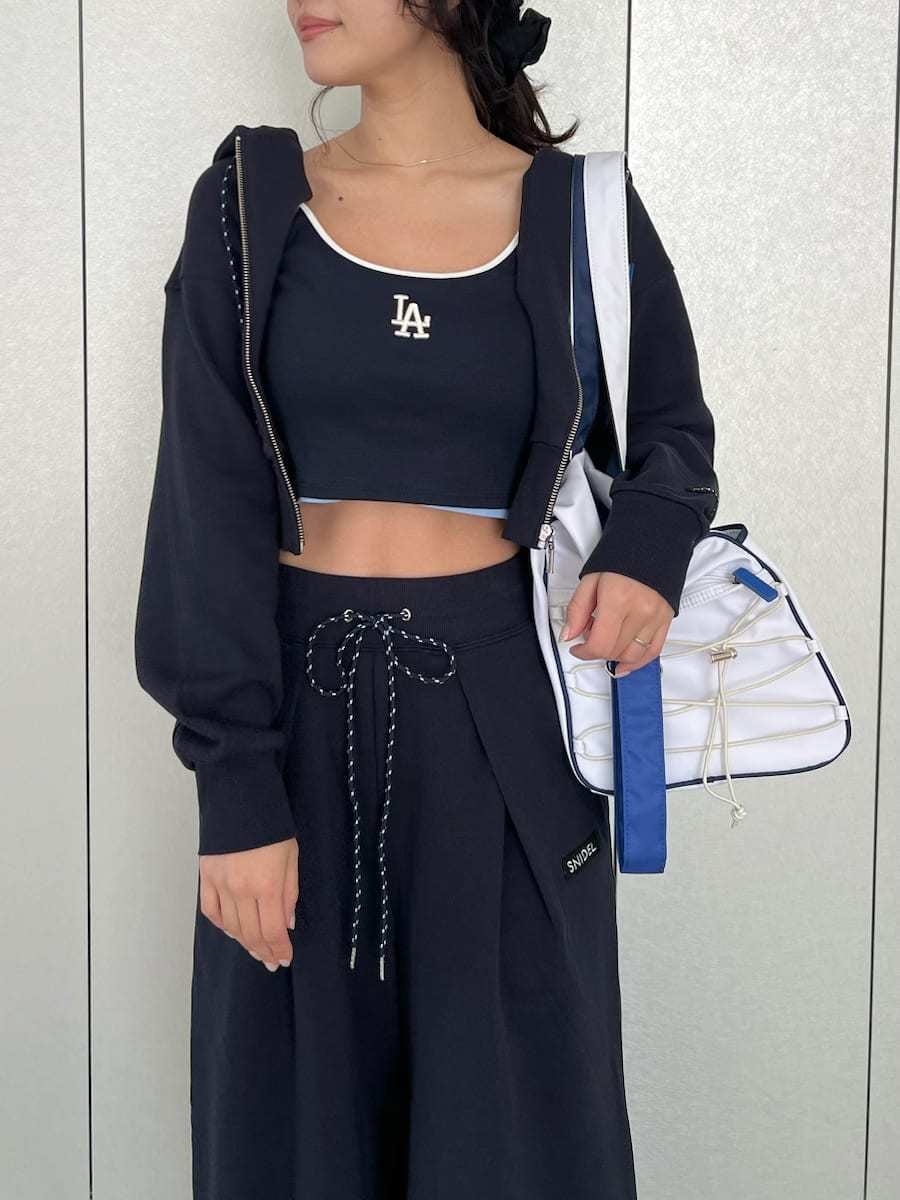 ブルー系のその他パンツ、ブルー系のパーカー、ブルー系のキャミソールを着用したレディースの春コーディネートの7枚目の写真