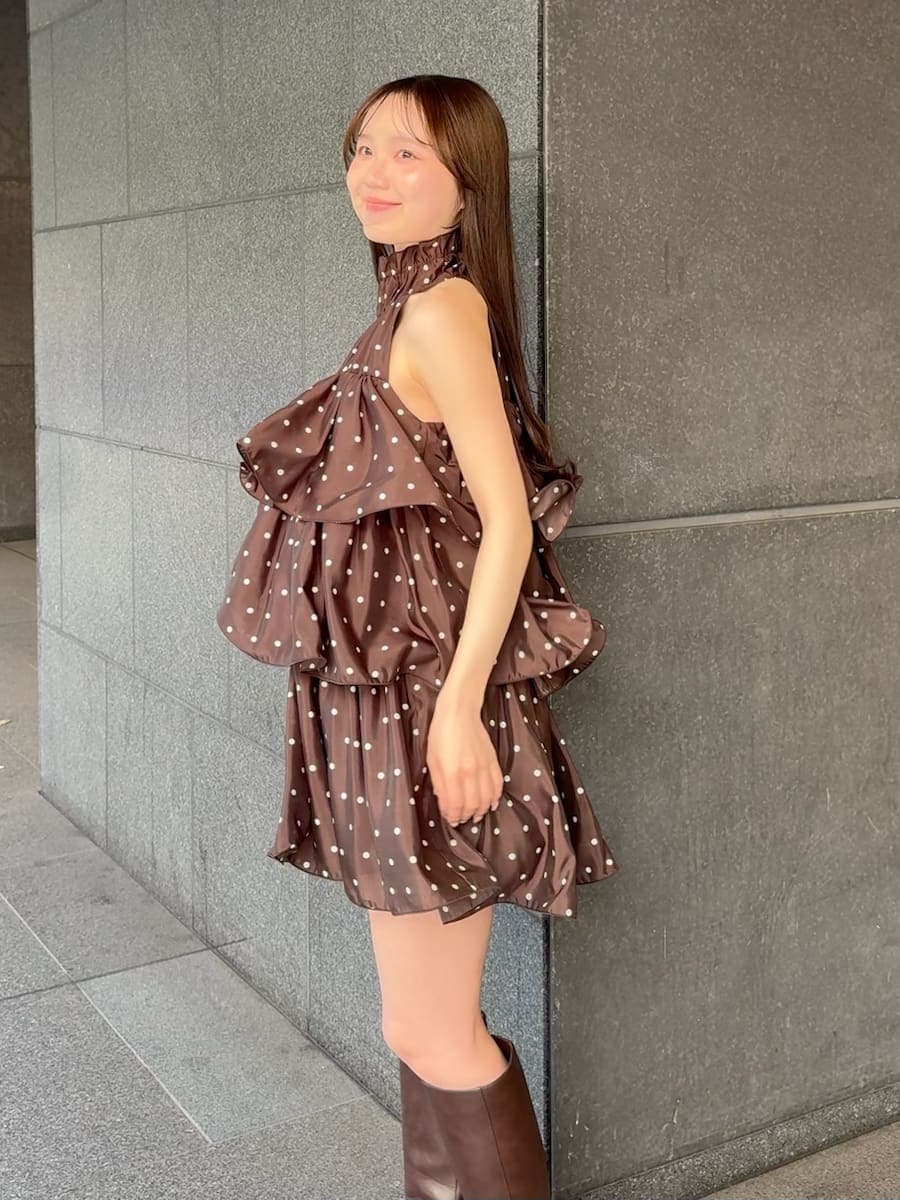 ブラウン系のワンピース、ホワイト系のショルダーバッグ、シルバー系のピアス（両耳用）を着用したレディースの春コーディネートの2枚目の写真