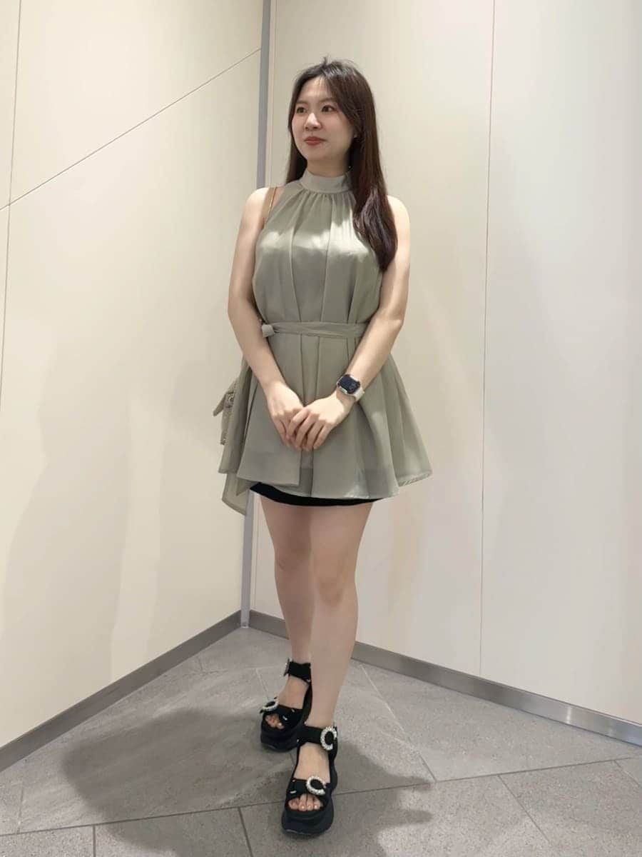 ブラック系のその他パンツ、グリーン系のシャツ/ブラウス、ブラック系のサンダルを着用したレディースの春コーディネートの2枚目の写真