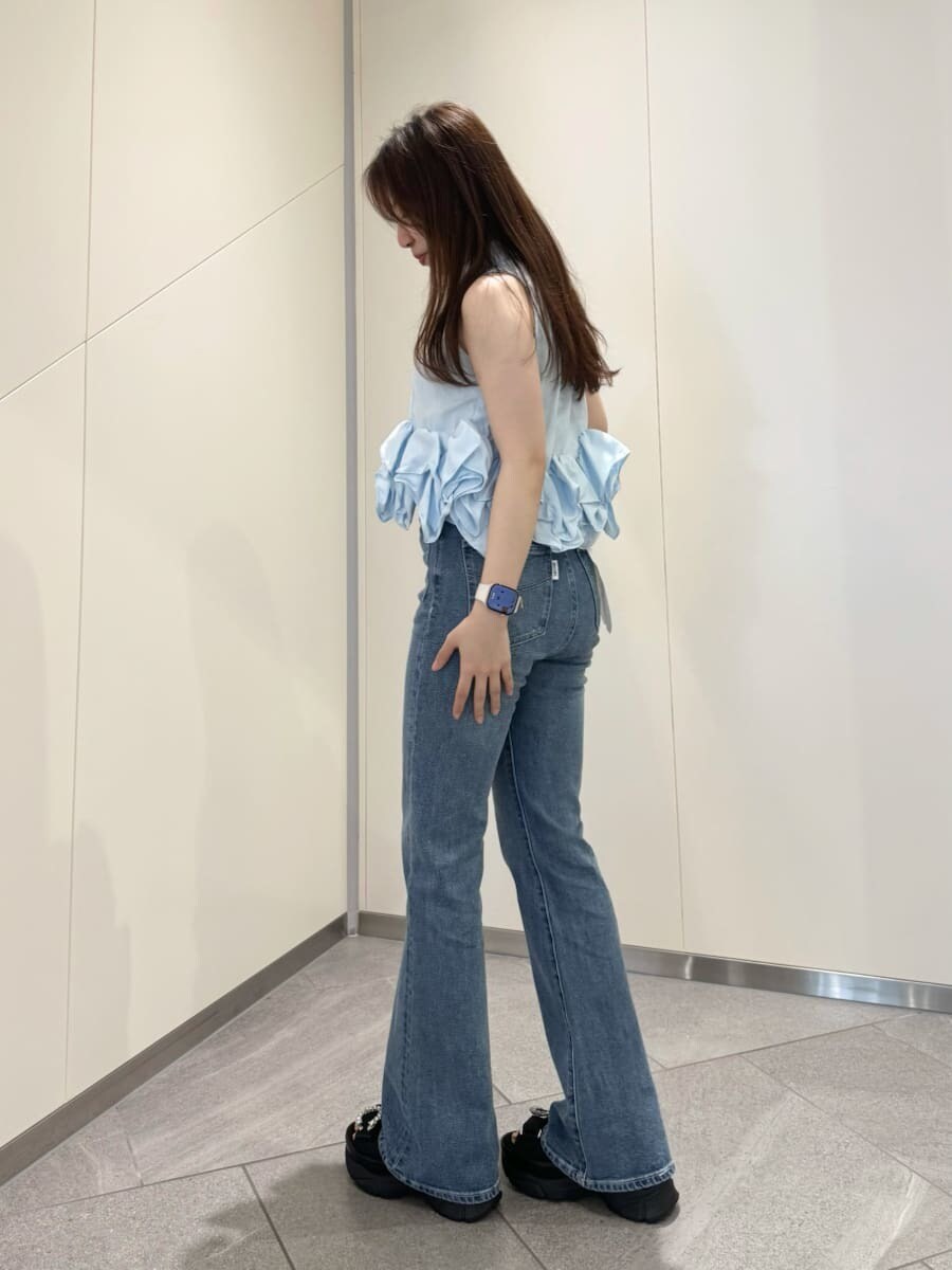 ブルー系のシャツ/ブラウス、ブラック系のサンダル、ブルー系のデニムパンツを着用したレディースの春コーディネートの5枚目の写真