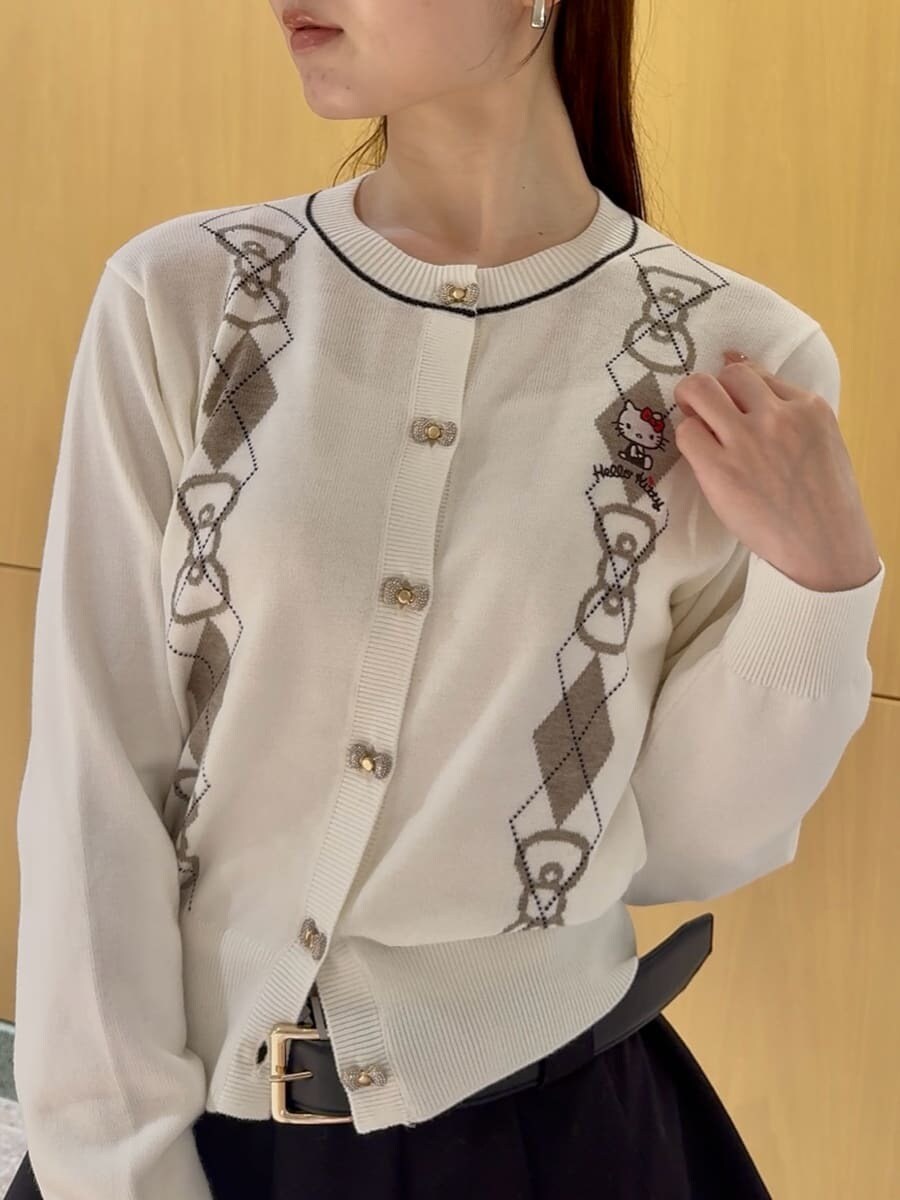 ホワイト系のカーディガン/ボレロ、ブラック系のその他パンツ、ブラック系のハンドバッグを着用したレディースの秋コーディネートの5枚目の写真