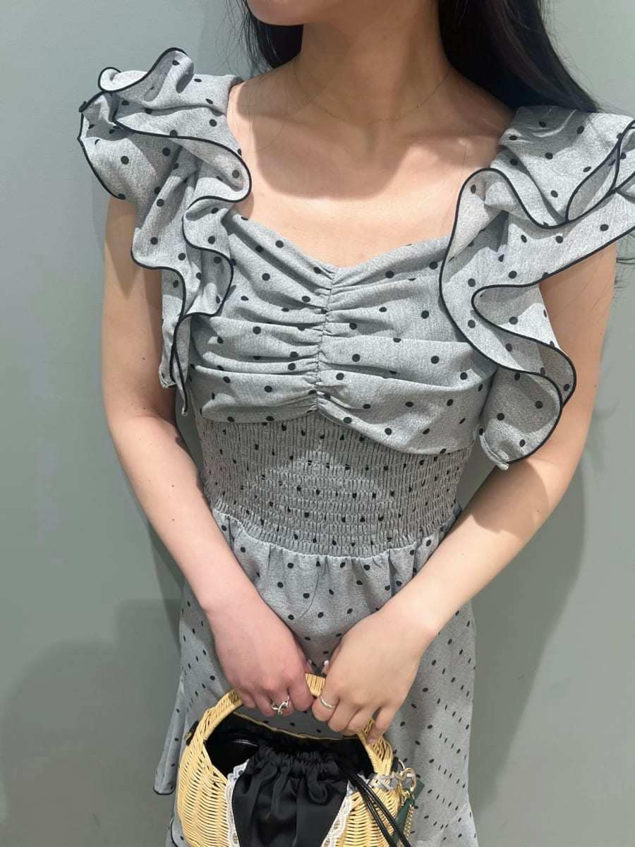 ブラック系のかごバッグ、グレー系のワンピースを着用したレディースの春コーディネートの6枚目の写真