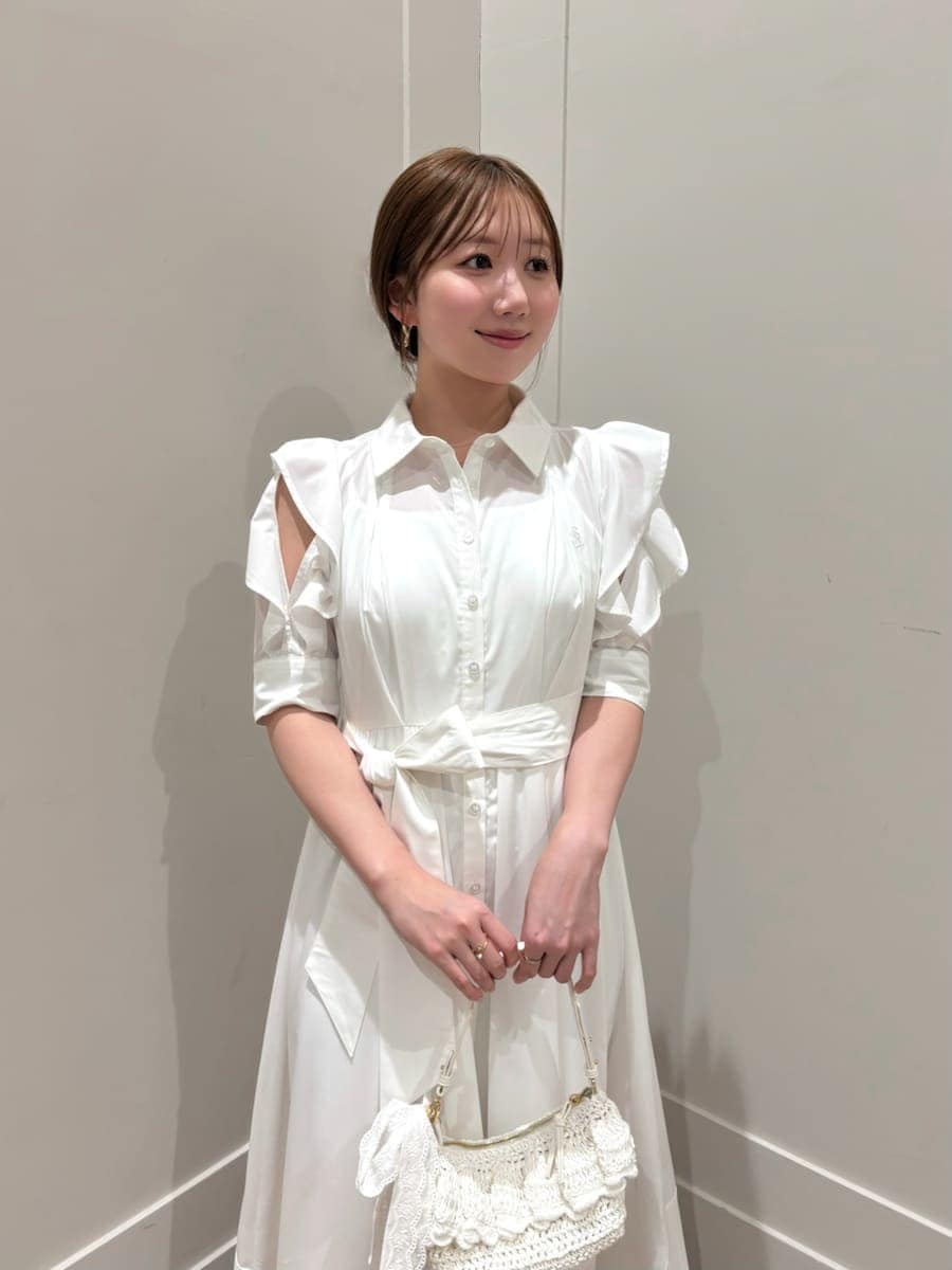 ブルー系のテーラードジャケット、ホワイト系のワンピース、ブラウン系のパンプスを着用したレディースの冬コーディネートの6枚目の写真