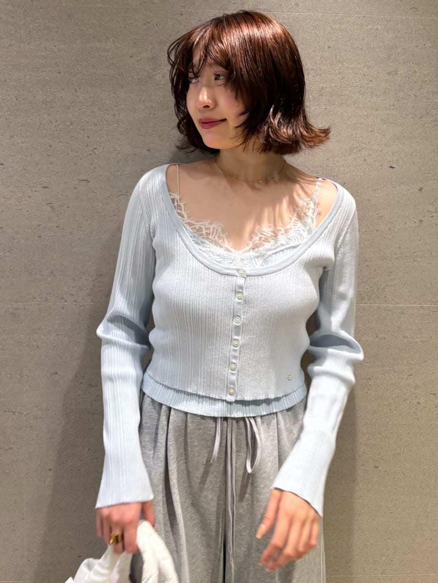 ホワイト系のショルダーバッグ、グレー系のその他パンツ、ブルー系のニット/セーターを着用したレディースの春コーディネートの6枚目の写真