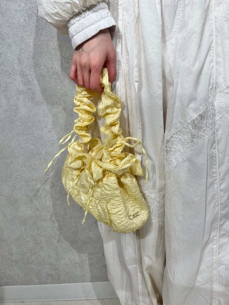 ホワイト系のブルゾン、ホワイト系のその他パンツ、シルバー系のスニーカーを着用したレディースの春コーディネートの5枚目の写真