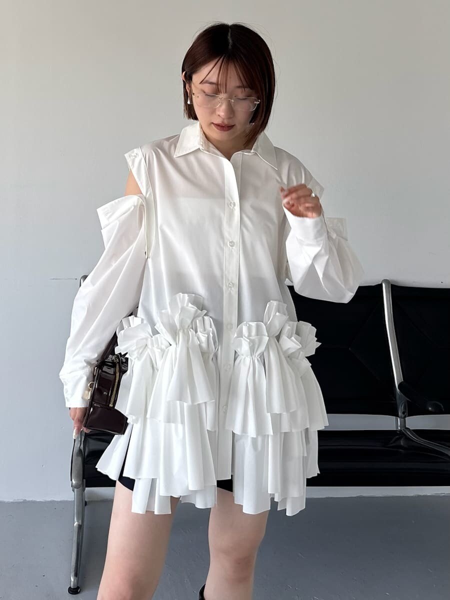 ホワイト系のワンピース、ブラック系のその他パンツ、ブラウン系のボストンバッグを着用したレディースの秋コーディネートの6枚目の写真