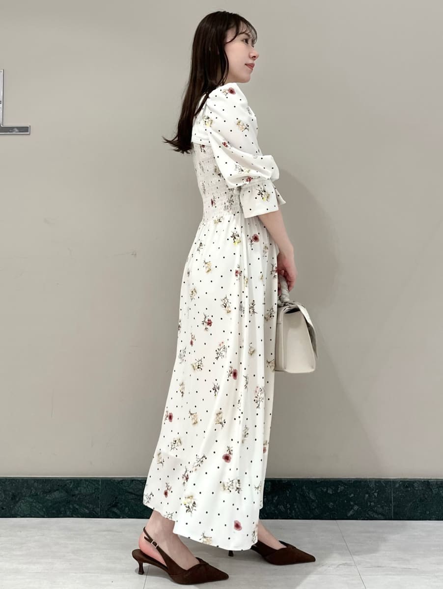 ブラウン系のパンプス、ベージュ系のハンドバッグ、その他のワンピースを着用したレディースの春コーディネートの3枚目の写真