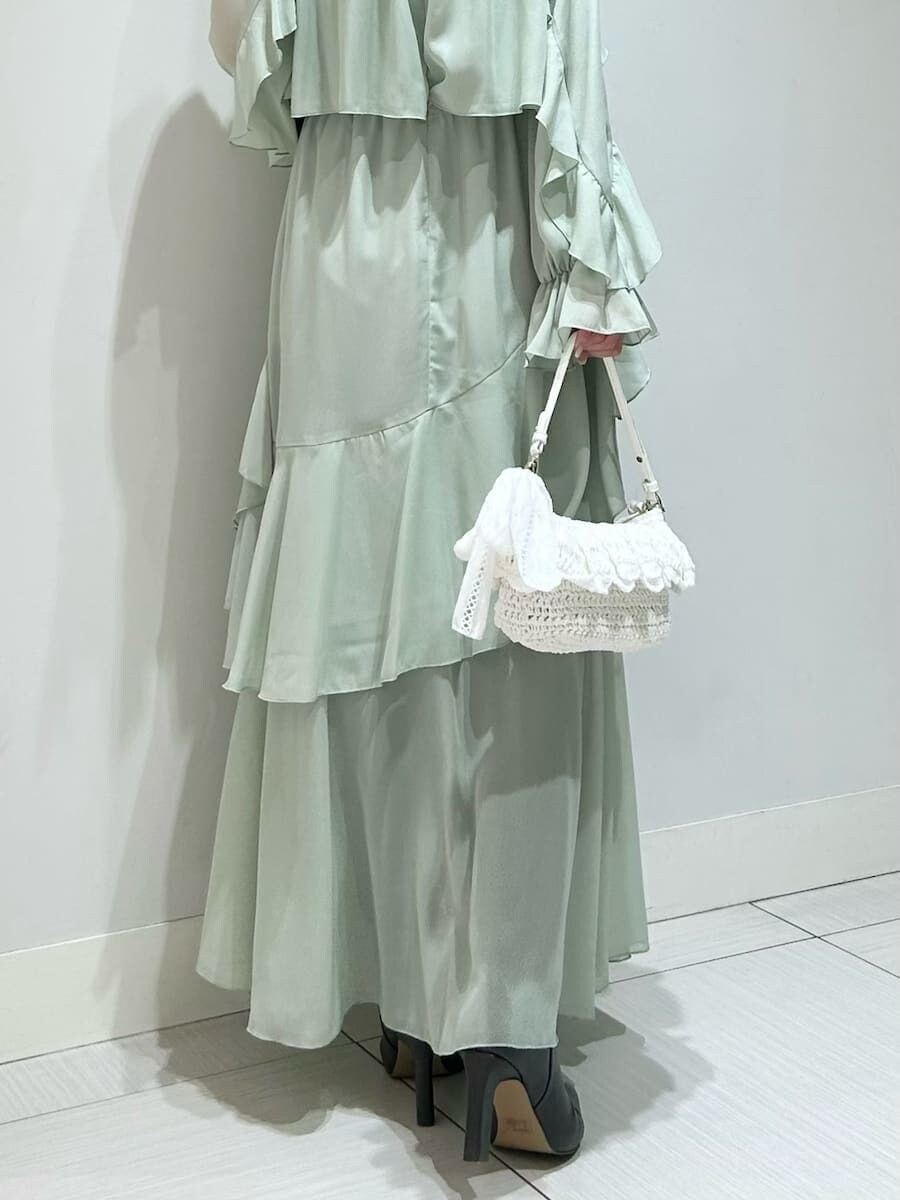 グレー系のブーツ、グリーン系のワンピースを着用したレディースの冬コーディネートの5枚目の写真