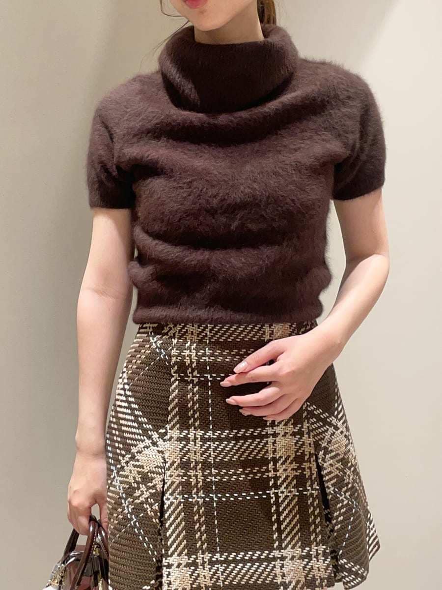 ブラウン系のスカート、ブラウン系のニット/セーター、ブラウン系のボストンバッグを着用したレディースの秋コーディネートの4枚目の写真