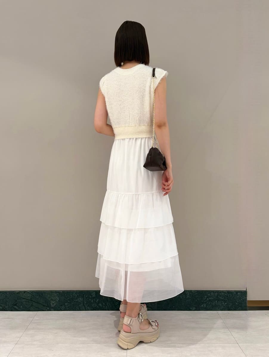 ホワイト系のワンピース、ベージュ系のサンダルを着用したレディースの夏コーディネートの3枚目の写真