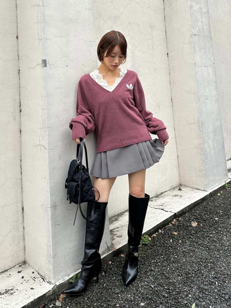 グレー系のその他パンツ、ホワイト系のTシャツ/カットソー、ブラック系のブーツを着用したレディースの秋コーディネートの3枚目の写真