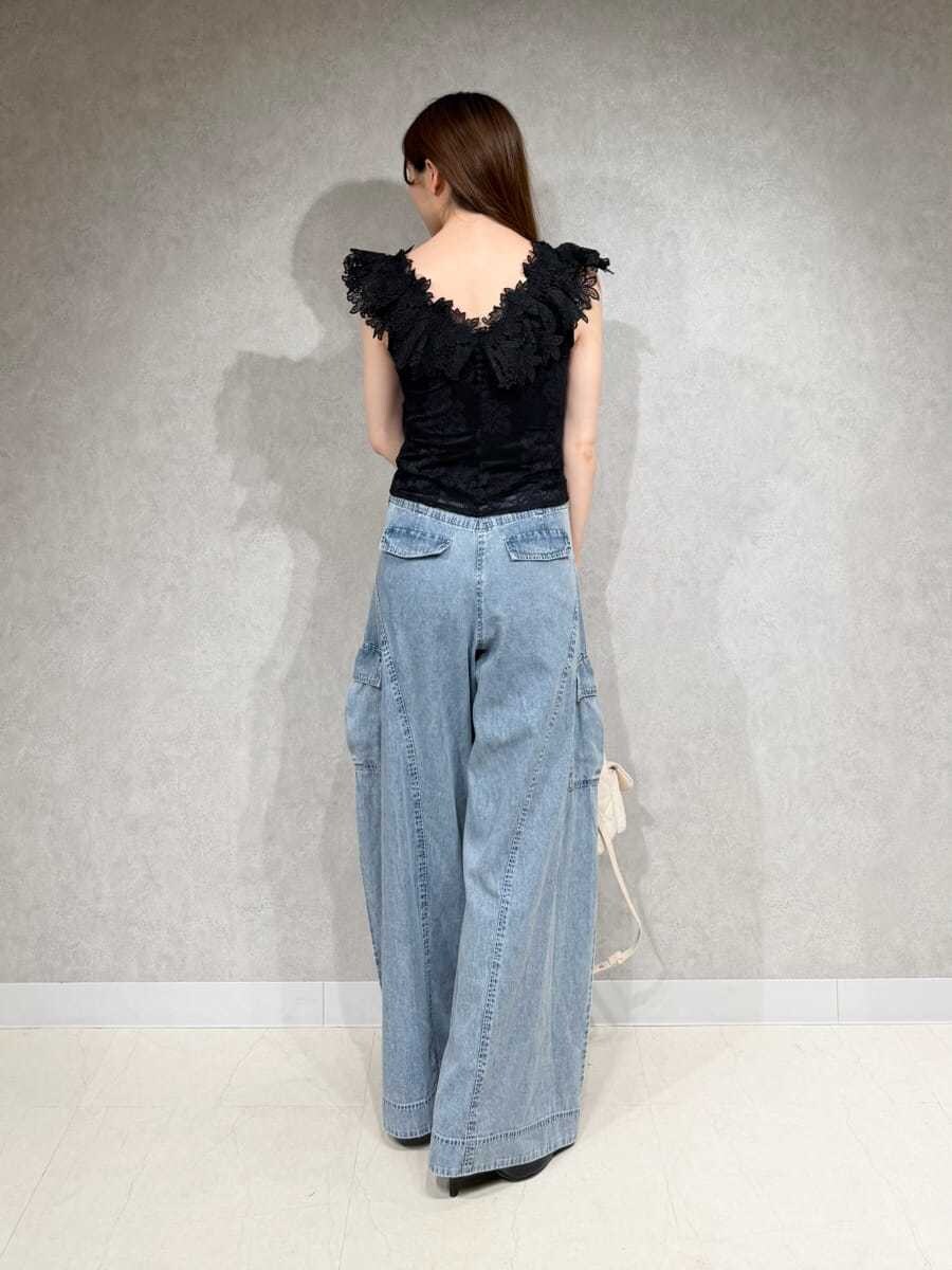 ブルー系のその他パンツ、ブラック系のTシャツ/カットソー、ホワイト系のバックパック/リュックを着用したレディースの夏コーディネートの3枚目の写真
