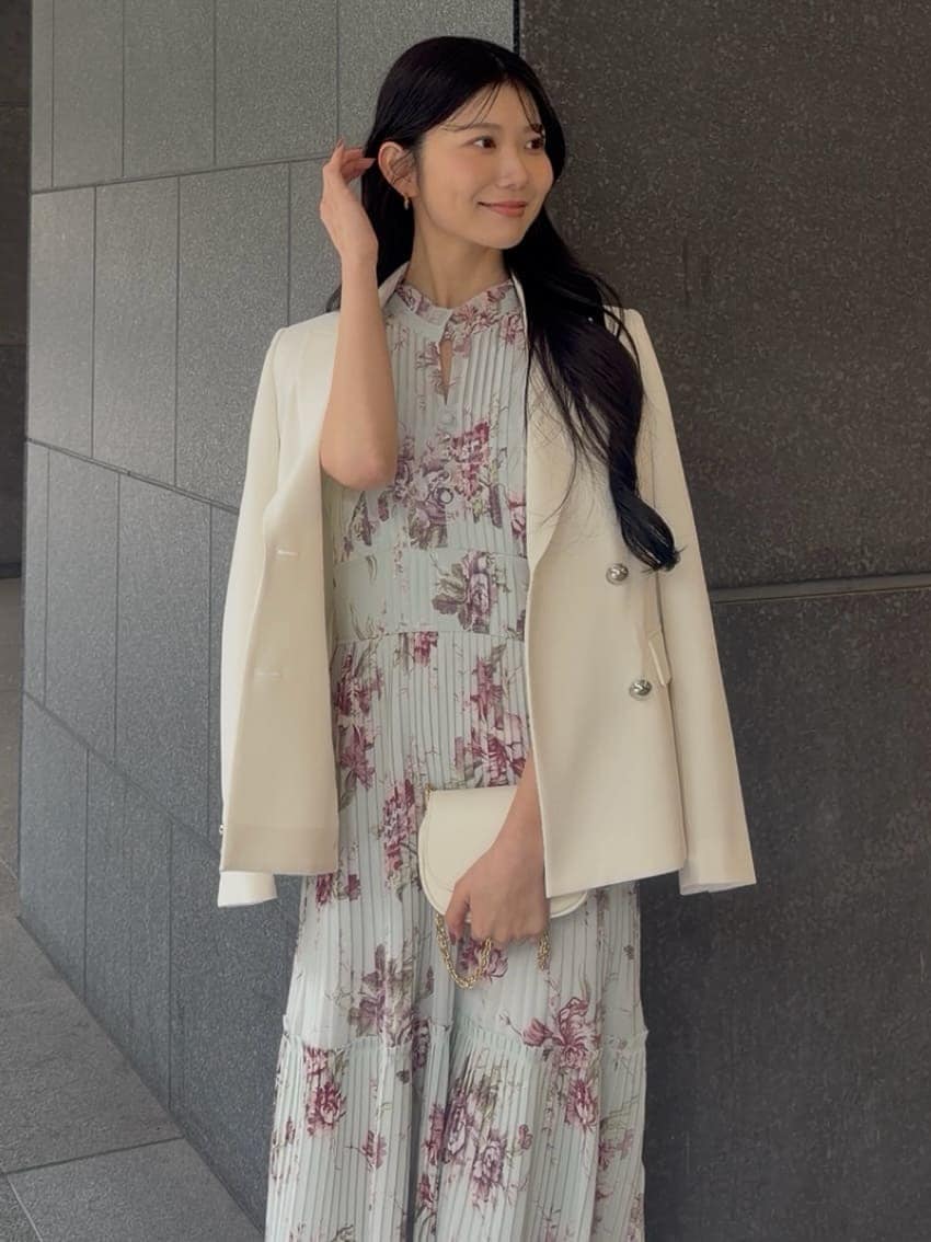 ホワイト系のテーラードジャケット、グリーン系のワンピース、ホワイト系のショルダーバッグを着用したレディースの春コーディネートの8枚目の写真