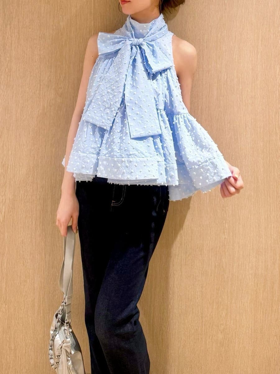 ブルー系のシャツ/ブラウス、ブルー系のデニムパンツ、シルバー系のショルダーバッグを着用したレディースの春コーディネートの3枚目の写真