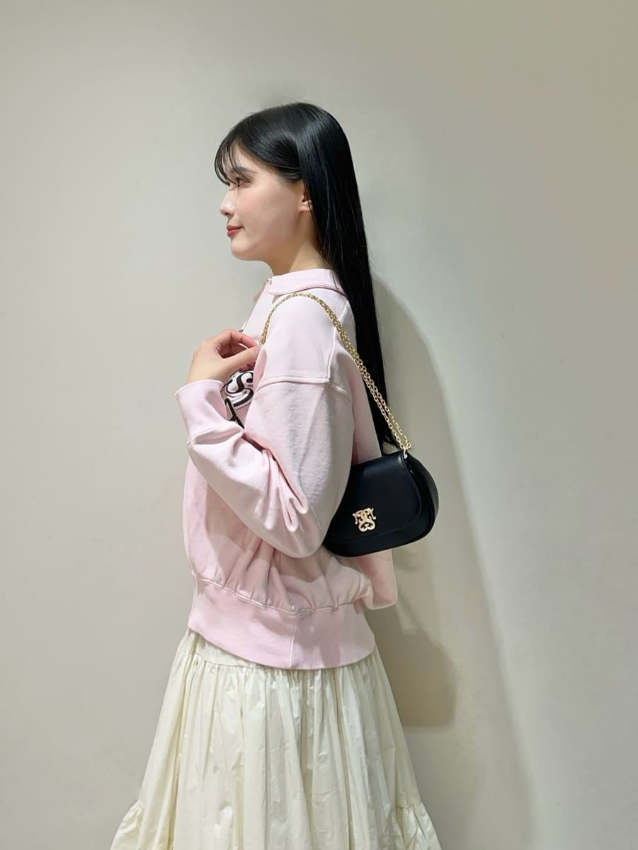 ホワイト系のスカート、ピンク系のスウェット、ブラック系のショルダーバッグを着用したレディースの春コーディネートの4枚目の写真