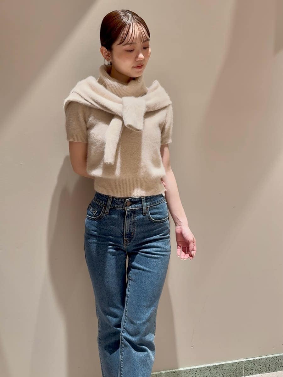 ピンク系のカーディガン/ボレロ、ピンク系のニット/セーター、ブルー系のデニムパンツを着用したレディースの秋コーディネートの4枚目の写真