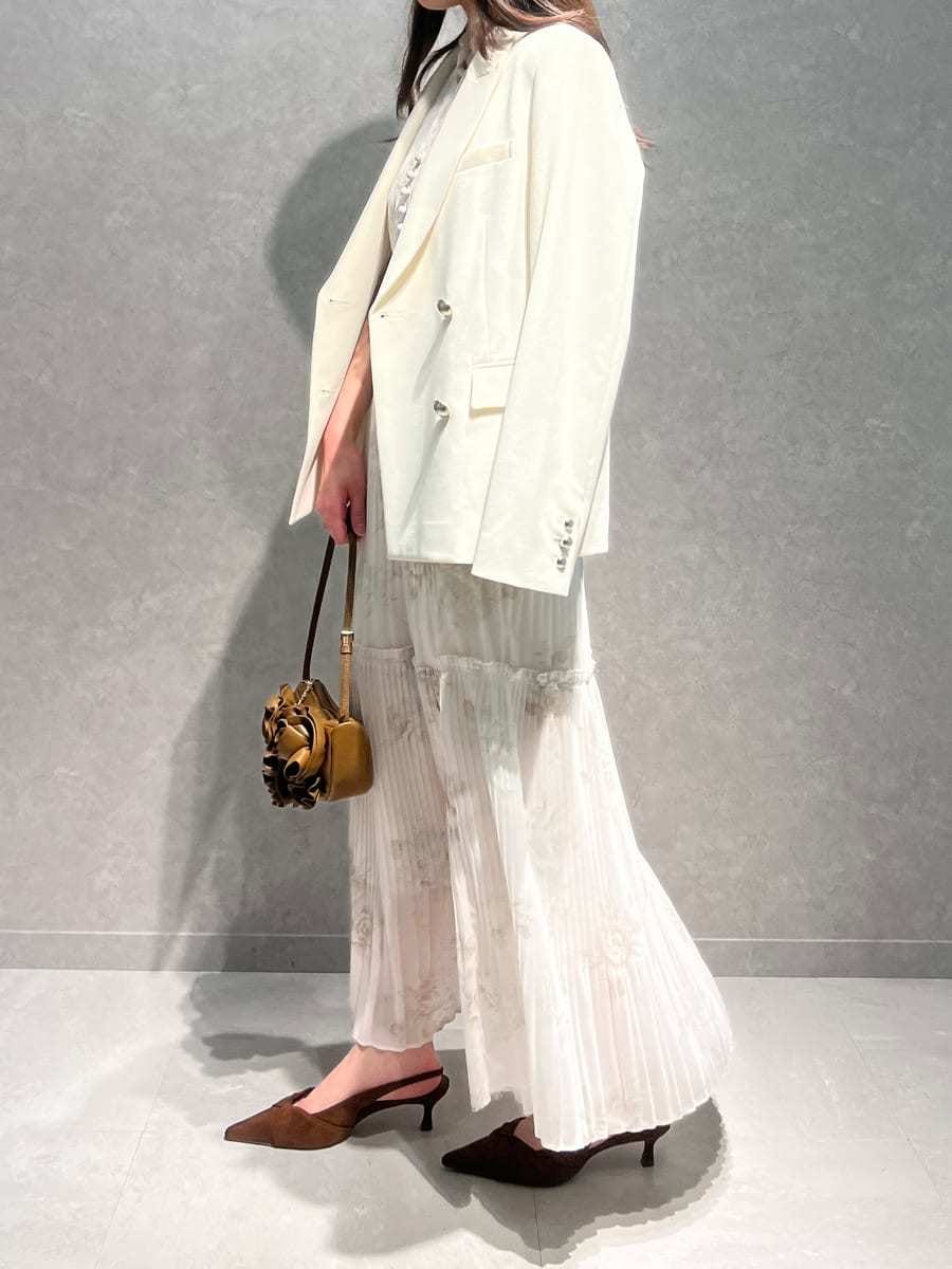 ホワイト系のテーラードジャケット、ピンク系のワンピース、ブラウン系のパンプスを着用したレディースの春コーディネートの7枚目の写真