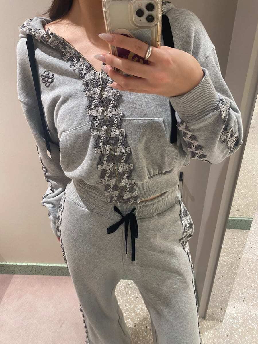 グレー系のその他パンツ、グレー系のパーカー、ブラック系のサンダルを着用したレディースの秋コーディネートの6枚目の写真