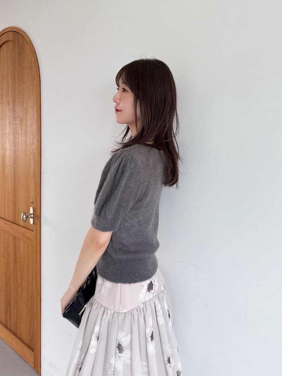 グレー系のニット/セーター、ブラック系のボストンバッグ、グレー系のブーツを着用したレディースの夏コーディネートの5枚目の写真