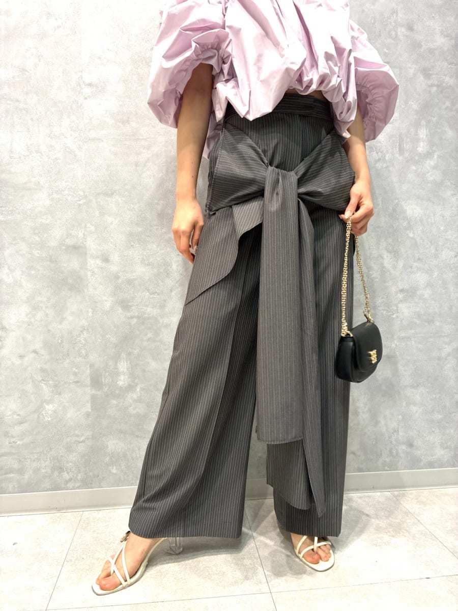 グレー系のその他パンツ、パープル系のシャツ/ブラウス、ブラック系のショルダーバッグを着用したレディースの春コーディネートの6枚目の写真