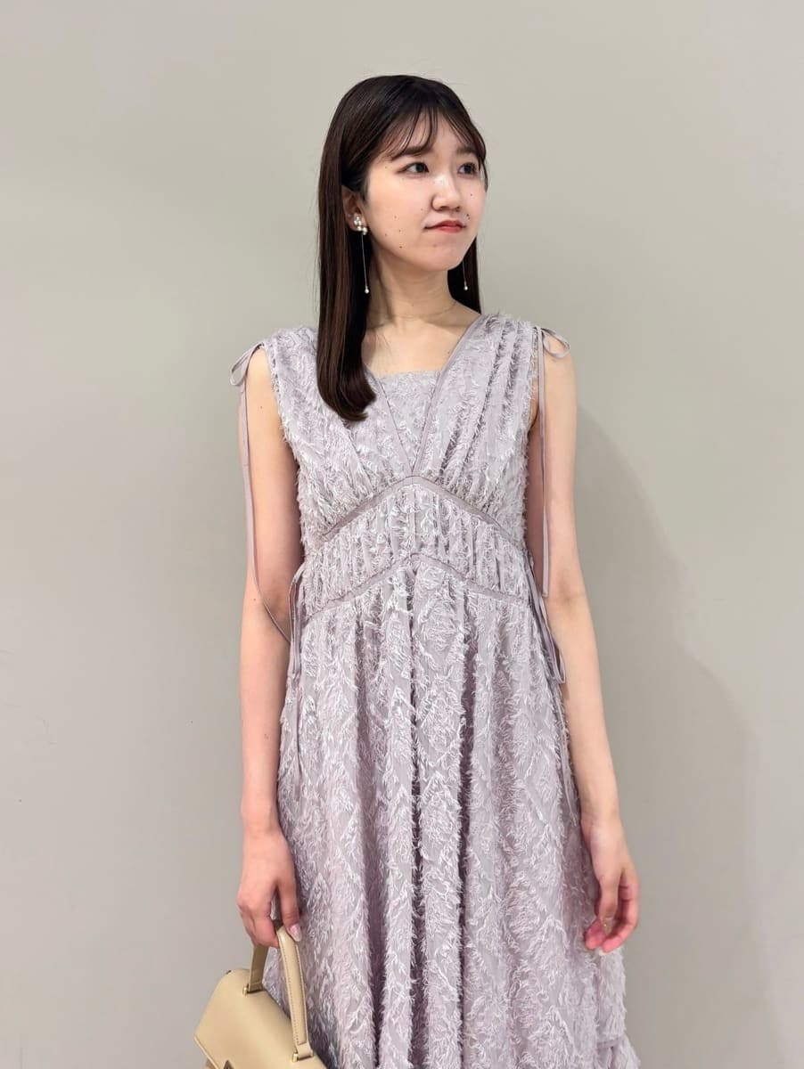 ピンク系のワンピース、ベージュ系のショルダーバッグ、ホワイト系のサンダルを着用したレディースの夏コーディネートの6枚目の写真