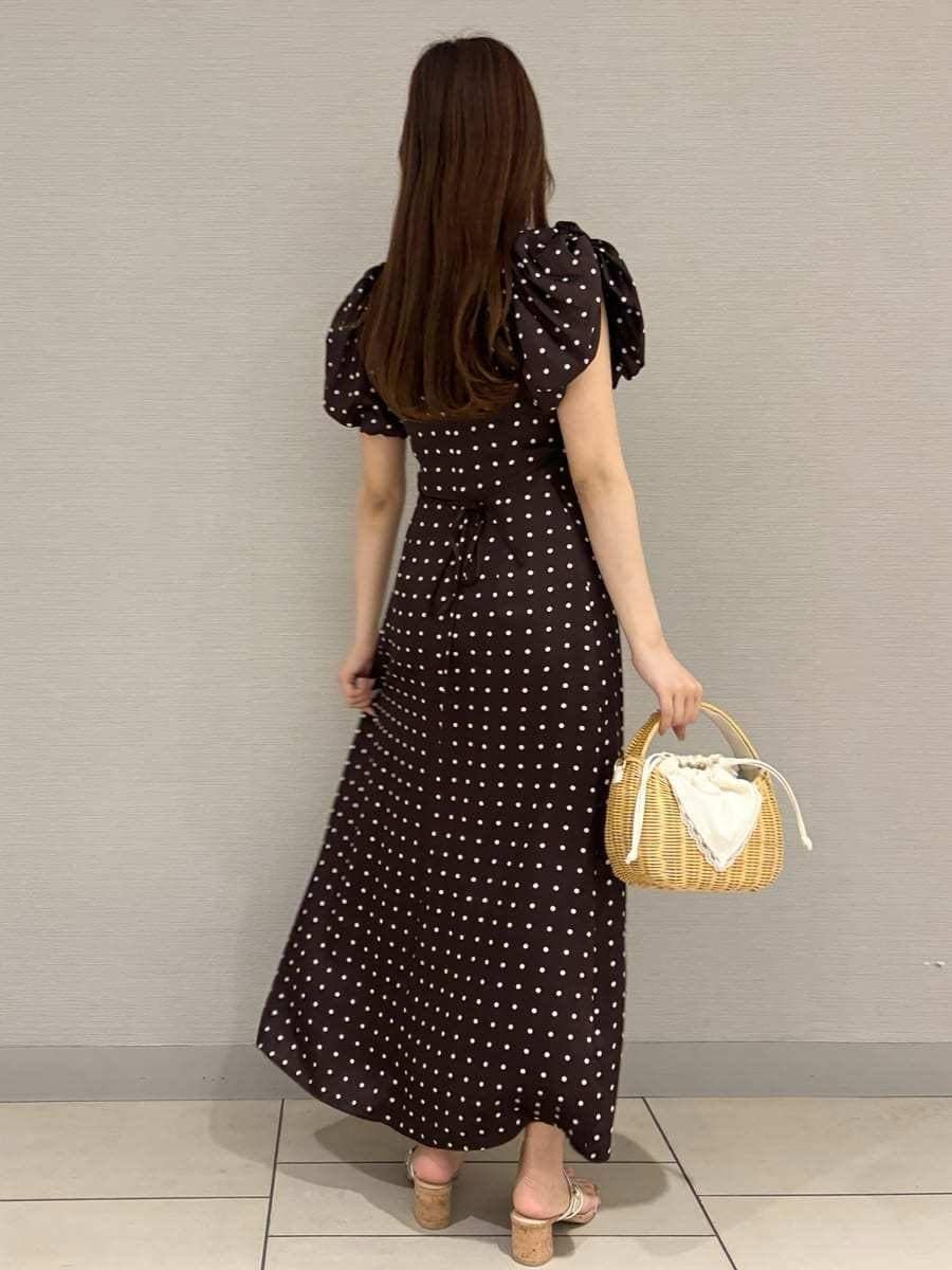 ホワイト系のかごバッグ、その他のサンダル、ブラウン系のワンピースを着用したレディースの夏コーディネートの8枚目の写真