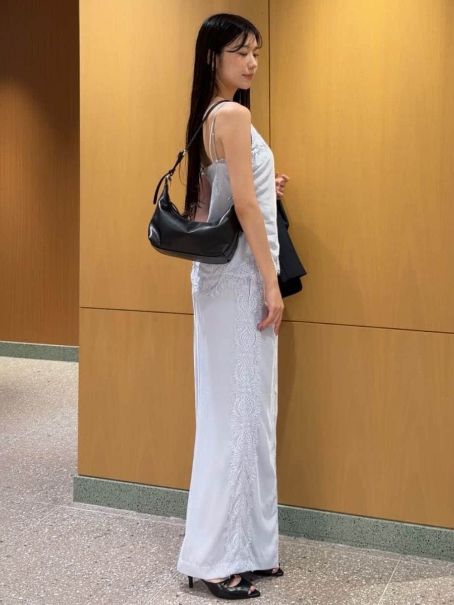 ブルー系のテーラードジャケット、ブルー系のその他パンツ、ブルー系のキャミソールを着用したレディースの秋コーディネートの5枚目の写真