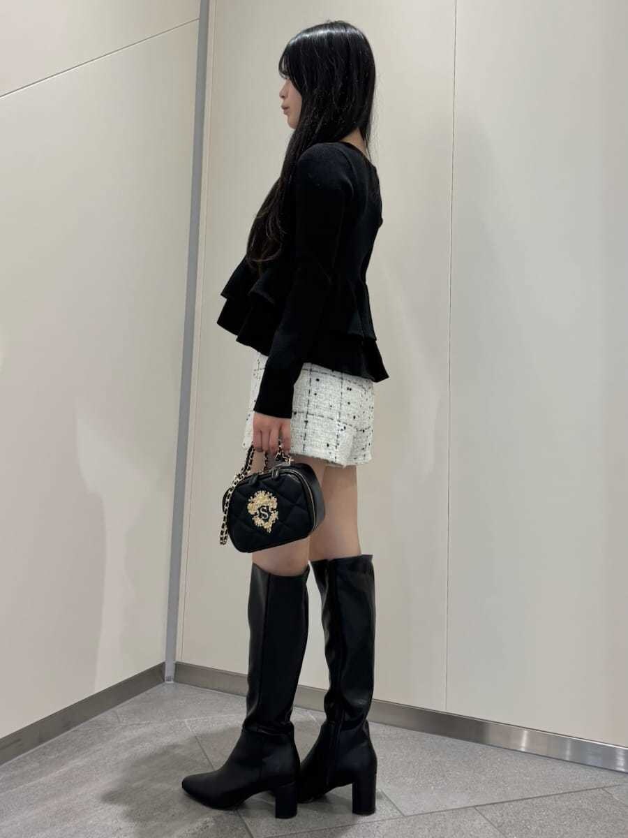 ホワイト系のその他パンツ、ブラック系のニット/セーター、ブラック系のブーツを着用したレディースの秋コーディネートの2枚目の写真
