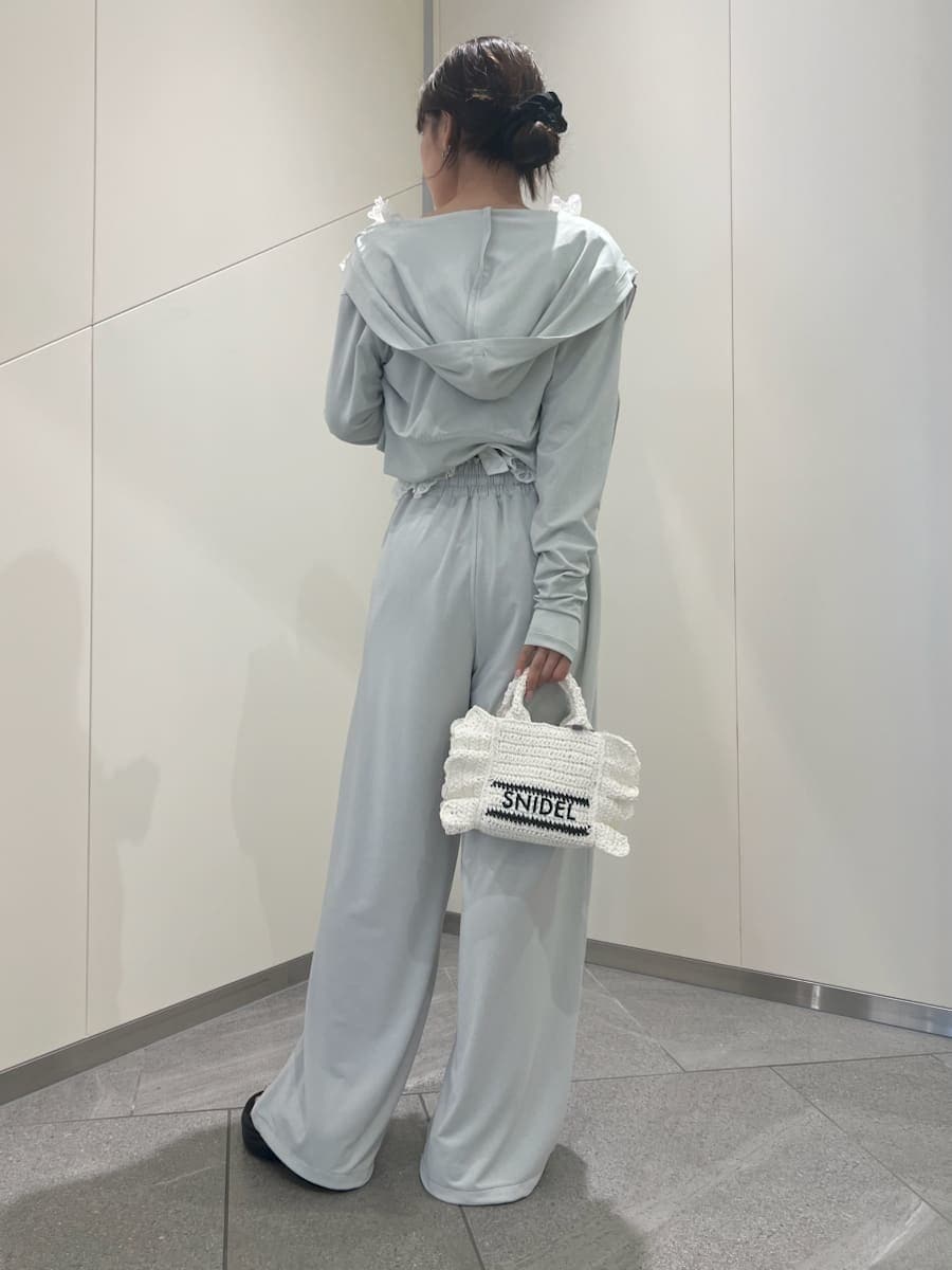 シルバー系のその他パンツ、ホワイト系のシャツ/ブラウス、シルバー系のパーカーを着用したレディースの春コーディネートの4枚目の写真