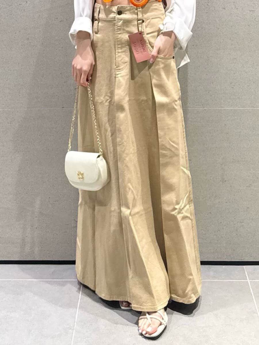 ホワイト系のショルダーバッグ、ホワイト系のキャミソールを着用したレディースの春コーディネートの5枚目の写真