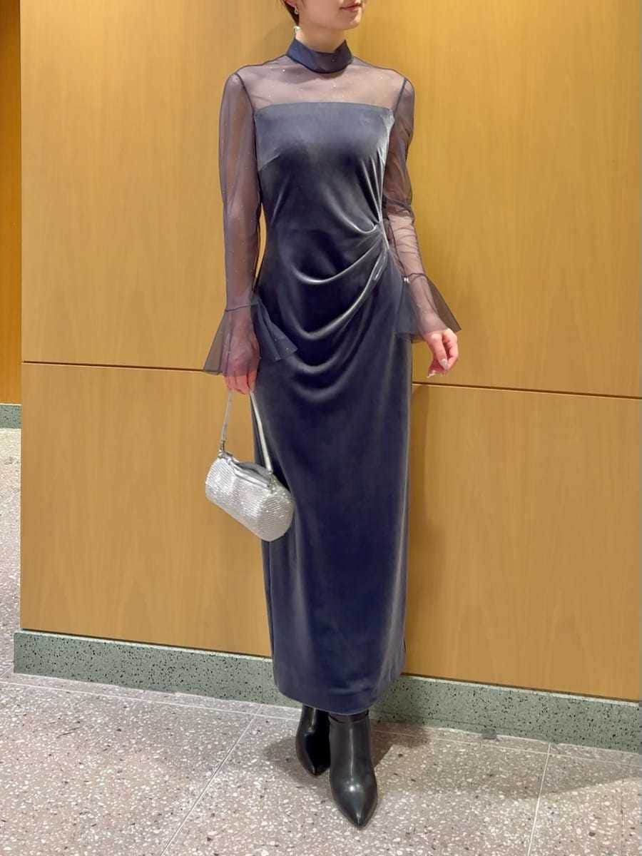 ブラック系のブーツ、ブルー系のワンピースを着用したレディースの冬コーディネートの7枚目の写真