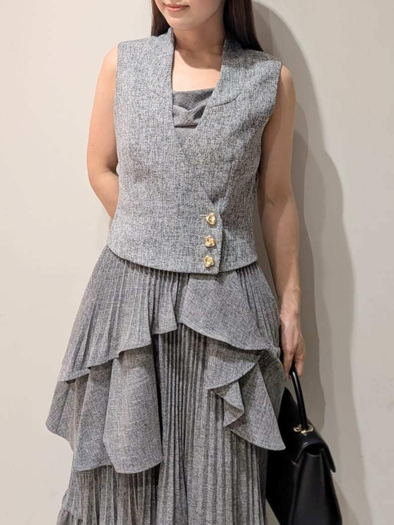 その他のワンピース、グレー系のその他アウター、ブラック系のショルダーバッグを着用したレディースの夏コーディネートの4枚目の写真