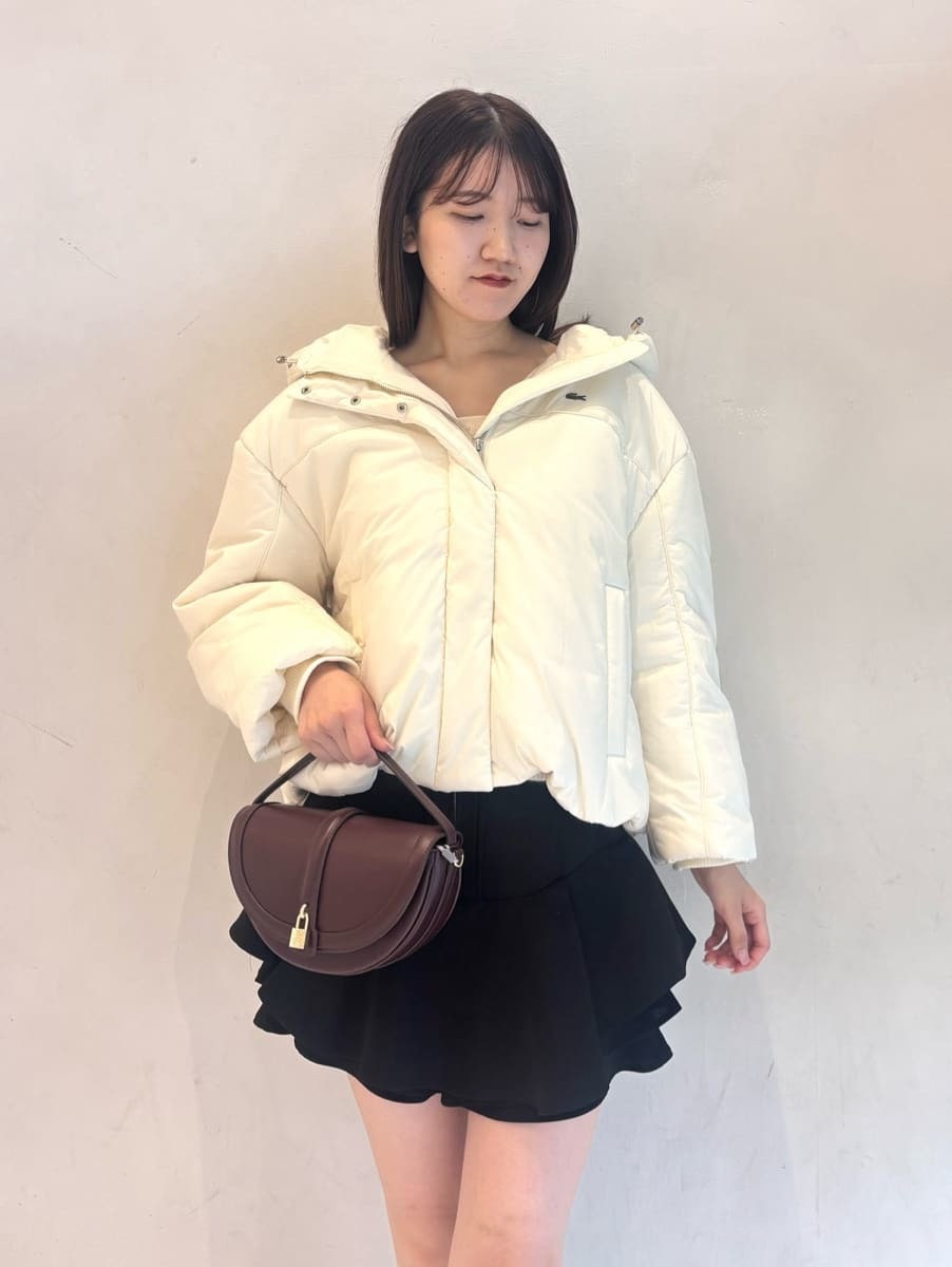 ブラウン系のハンドバッグ、ホワイト系のニット/セーター、ブラック系のその他パンツを着用したレディースの秋コーディネートの3枚目の写真