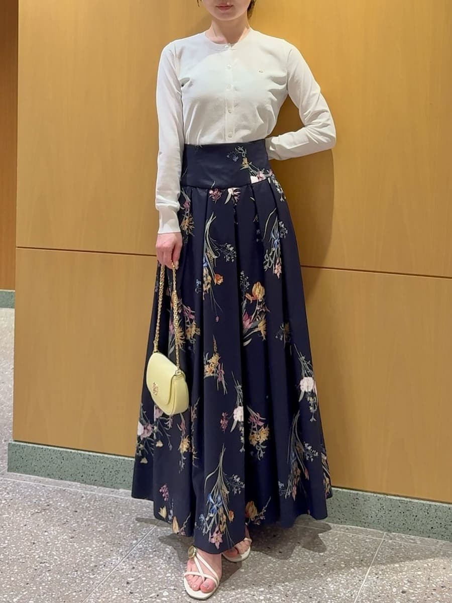 ホワイト系のカーディガン/ボレロ、イエロー系のショルダーバッグを着用したレディースの春コーディネートの4枚目の写真