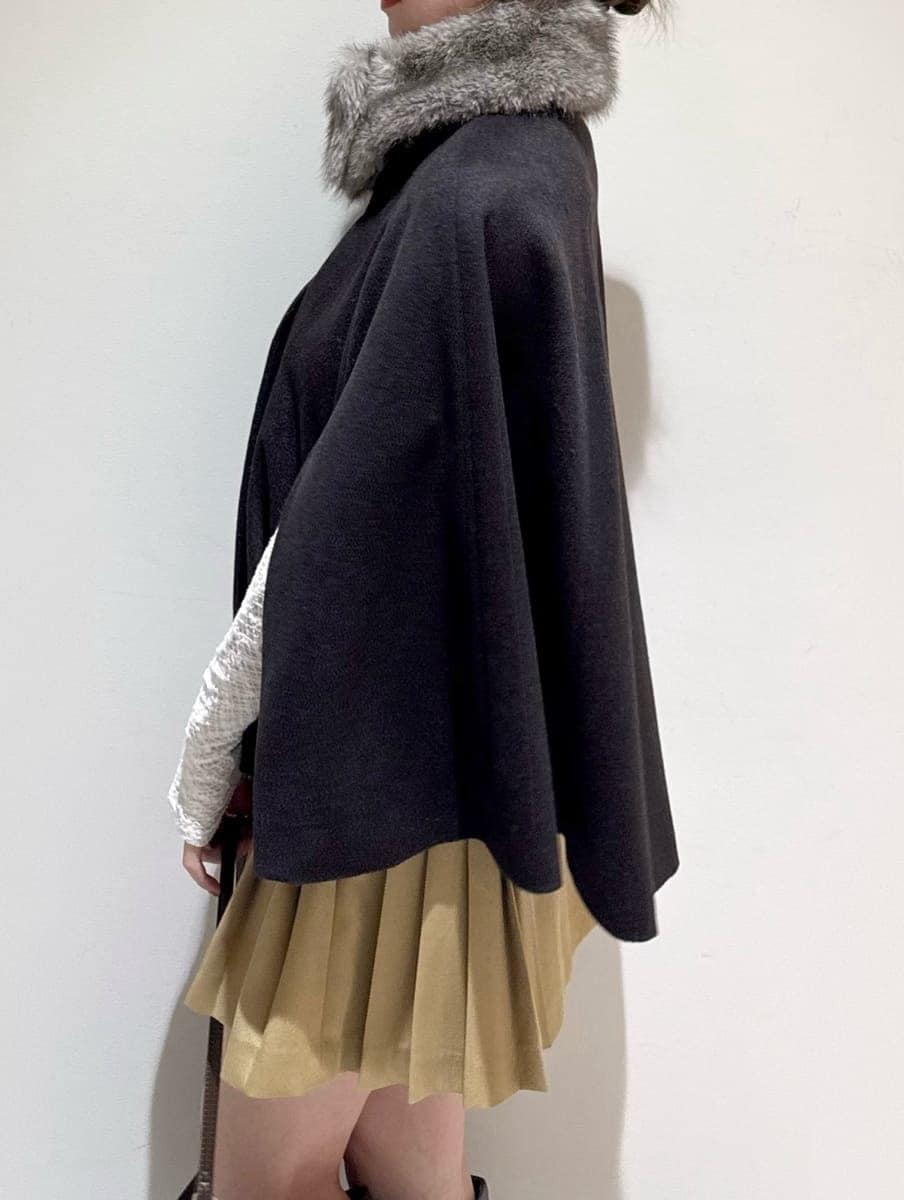 ブラウン系のチェスターコート、イエロー系のその他パンツ、その他のTシャツ/カットソーを着用したレディースの秋コーディネートの4枚目の写真