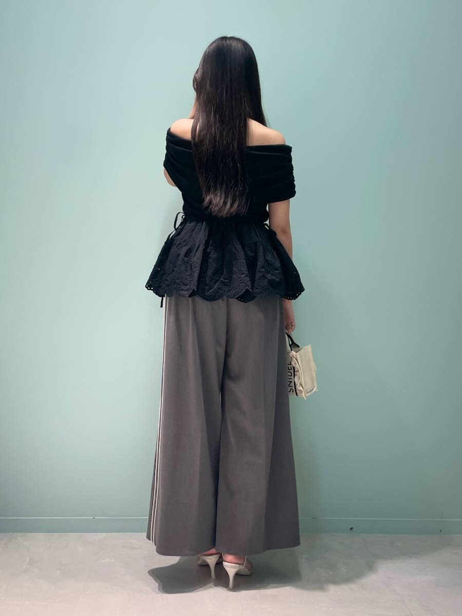 グレー系のその他パンツ、ホワイト系のサンダル、ブラック系のショルダーバッグを着用したレディースの夏コーディネートの3枚目の写真