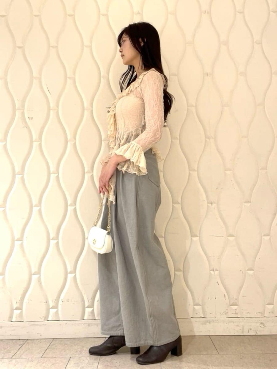 ピンク系のTシャツ/カットソー、ホワイト系のショルダーバッグ、ゴールド系のネックレスを着用したレディースの冬コーディネートの3枚目の写真