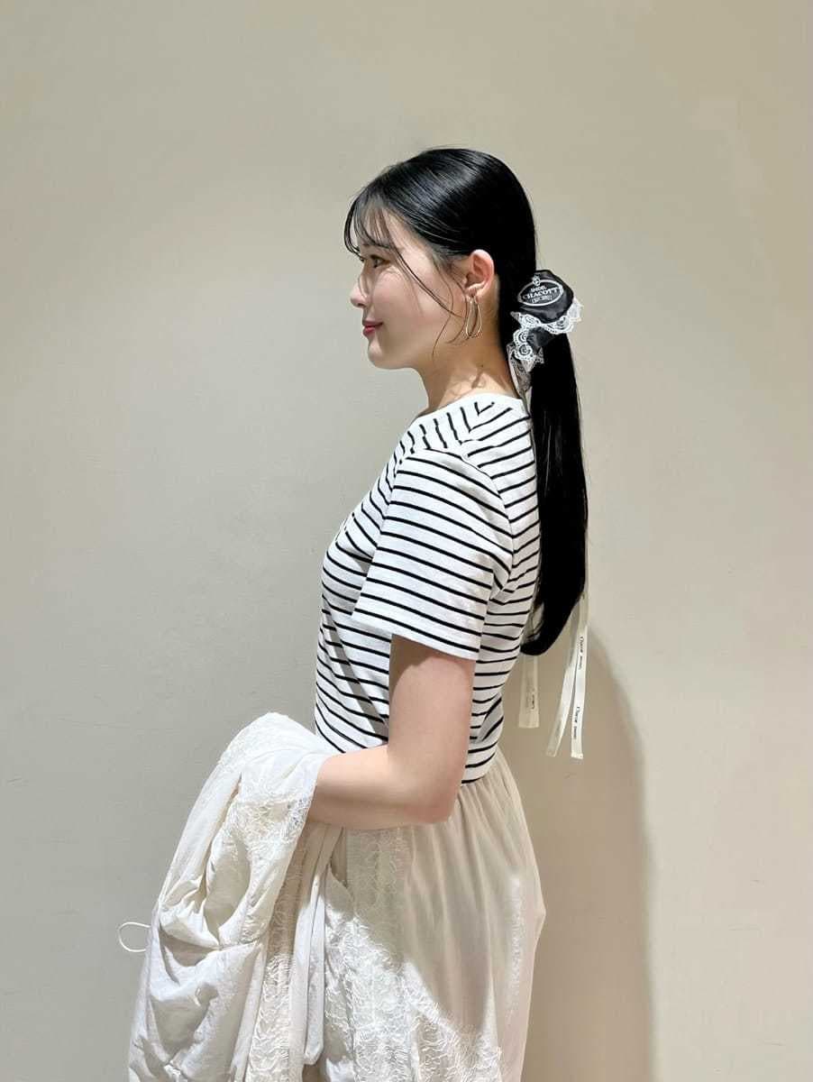 ホワイト系のブルゾン、ホワイト系のその他パンツ、その他のTシャツ/カットソーを着用したレディースの春コーディネートの8枚目の写真